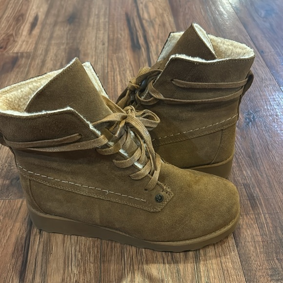 Women’s Bearpaw boots - Picture 2 of 5